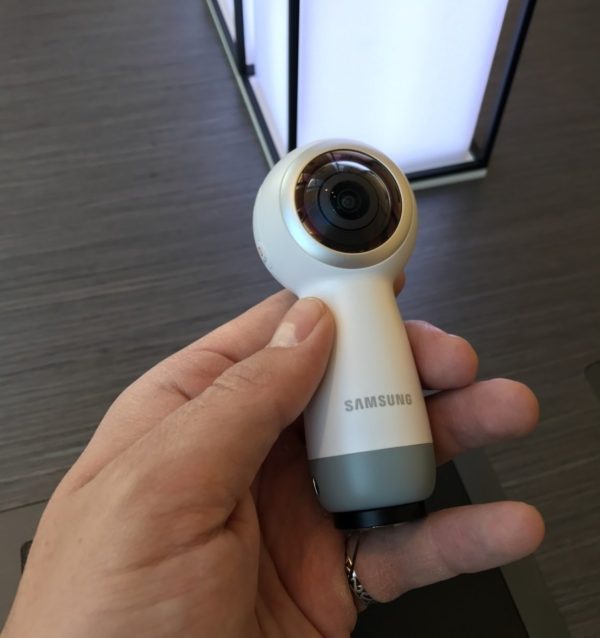 Action камера Samsung Gear 360 2017